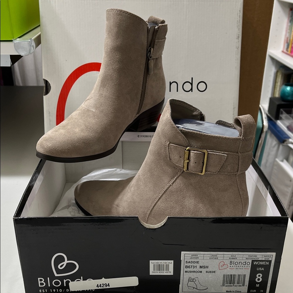 NEW never worn Blondo Waterproof Ankle Boots SADDIE in Mushroom Beige Suede.